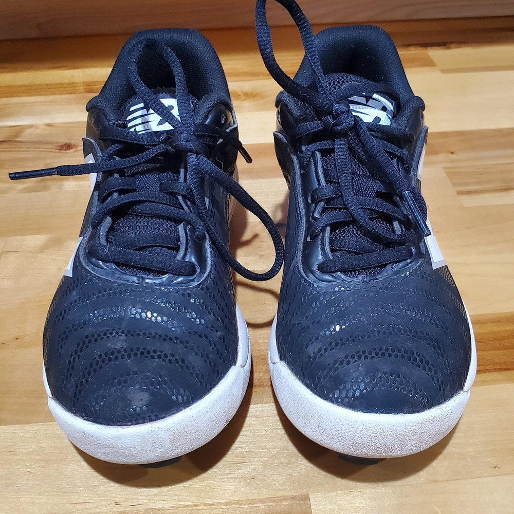 New Balance Size 2 Unisex Cleats